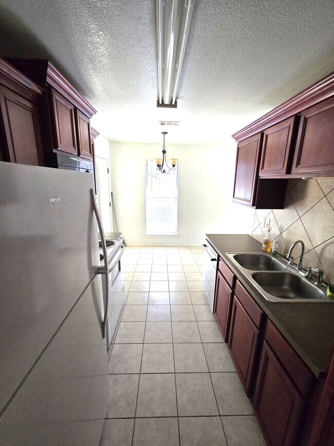 Building Photo - 6534 Westwood Village Dr