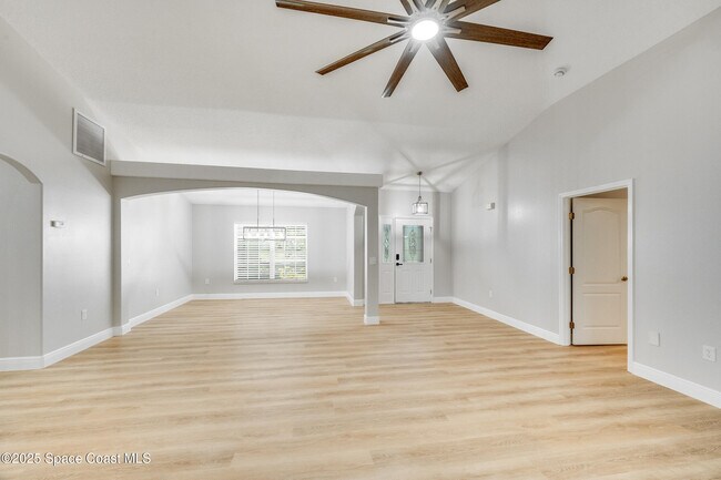 Building Photo - 187 Pinta Cir