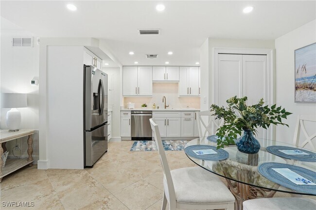 Building Photo - 3443 Gulf Shore Blvd N