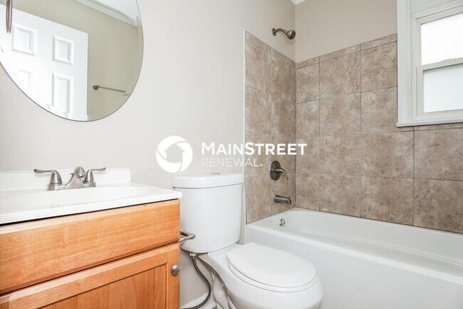 Building Photo - 4 Bedroom Pet-Friendly Home in Charlotte, NC with Main Street Renewal