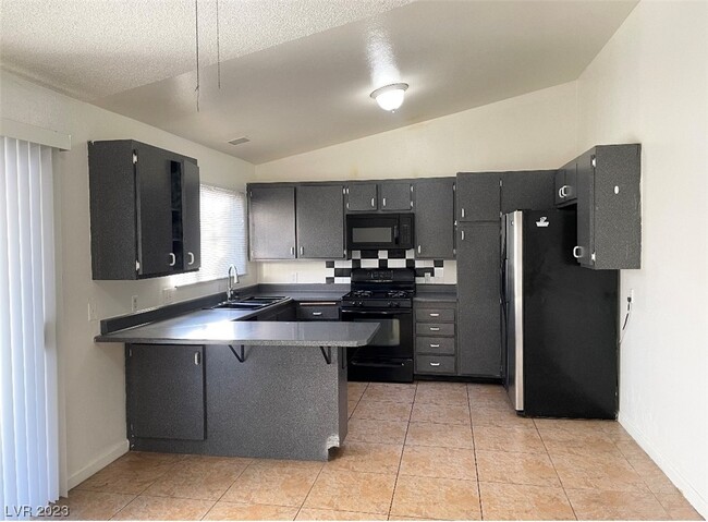 Building Photo - 6225 Vista Verde N