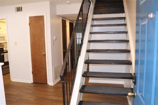 Building Photo - 2572 Stratford Ln