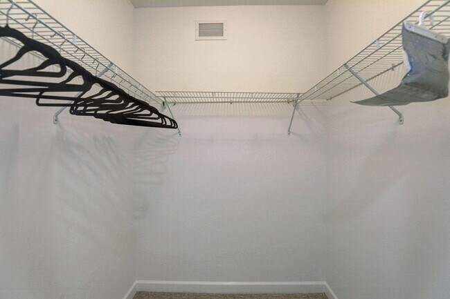 Building Photo - 2650 Lake Shore Dr