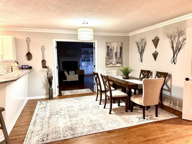 Building Photo - 2805 Pine Hill Dr