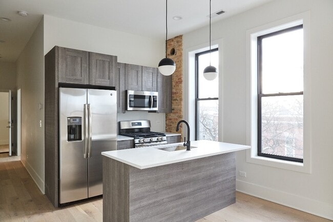 Building Photo - 3059 W Diversey Ave