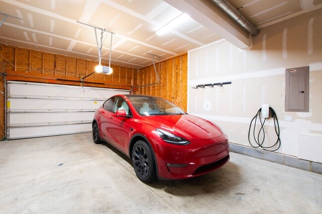 Building Photo - Beautiful 5 Bedroom Home in Dansforth Neighborhood