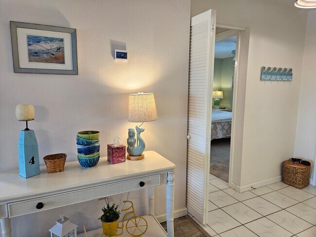 Building Photo - Seasonal Short-Term 2 Bedroom 2 Bathroom Second Floor Condo in Mission Lakes!