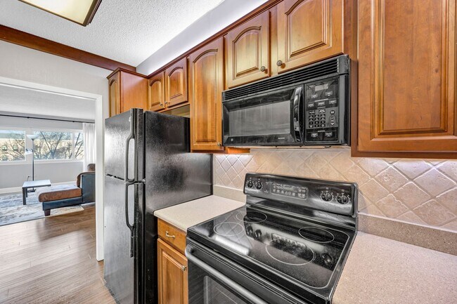 Building Photo - 2 Bedroom 1 Bathroom with Washer/Dryer