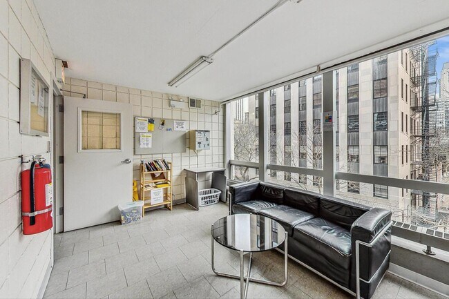 Building Photo - 1300 N Astor St