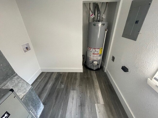 Building Photo - Updated 2 Bedroom, 1 Bathroom house with w...