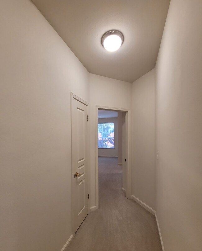Building Photo - 1095 Crescent Dr