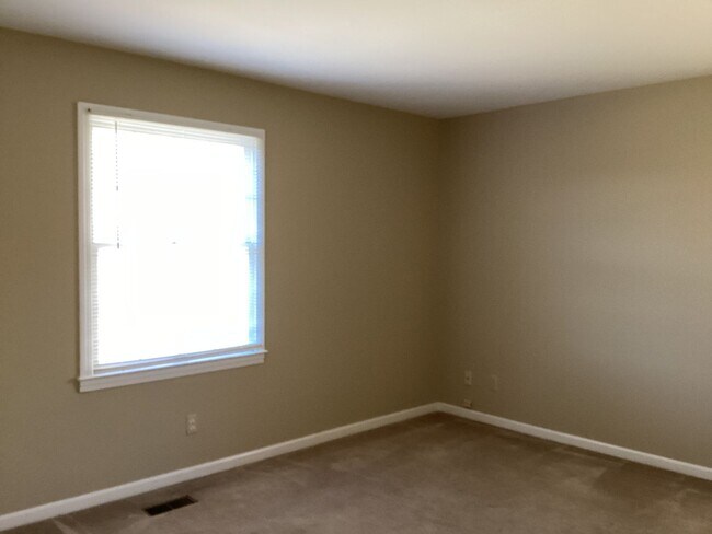 Building Photo - Beautiful Brick Ranch in Desirable Golf Course Community