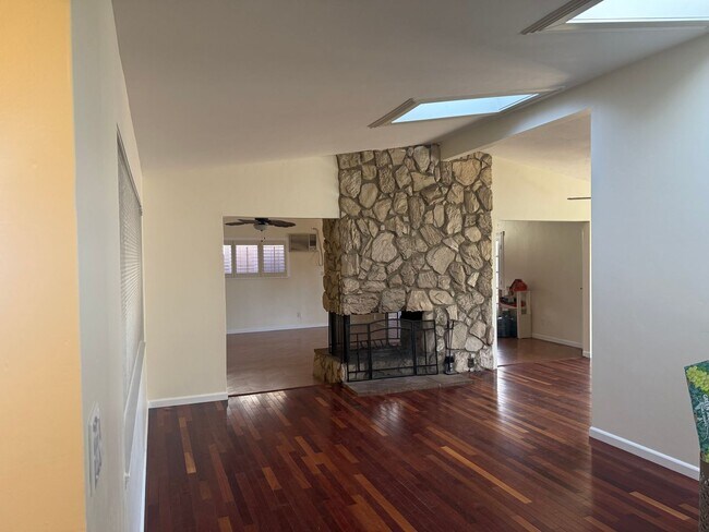 Building Photo - 565 Pepper Dr
