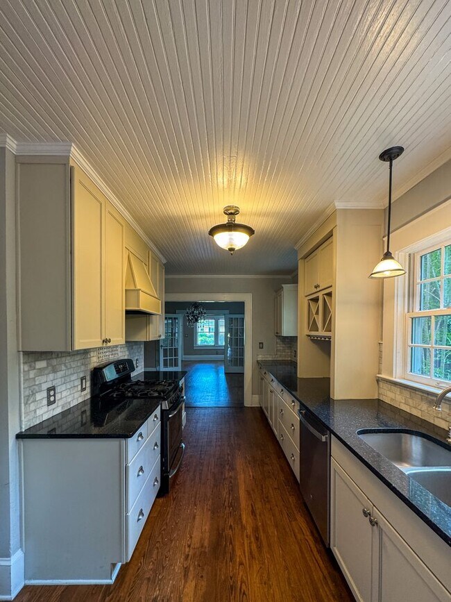 Building Photo - Gorgeous 4 Bed, 3 Bath Haymount Home