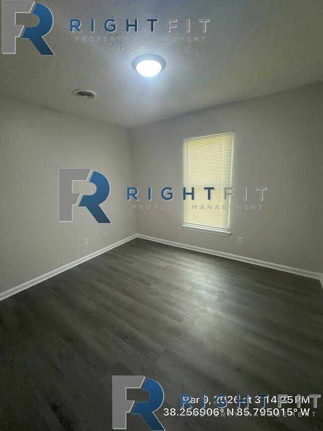 Building Photo - Gorgeous Renovated Home in Louisville