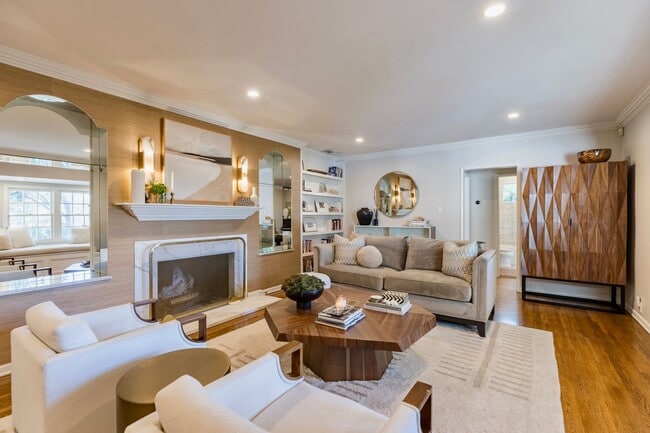 Building Photo - S of the Blvd - upgraded 4+3 w/pool + views!