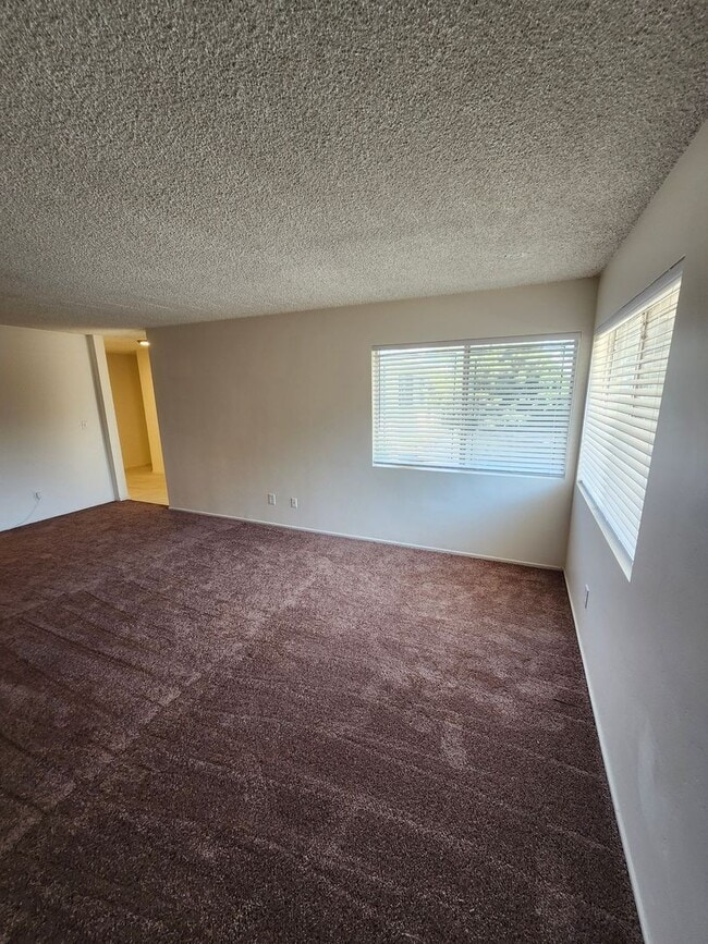 Building Photo - Newly Renovated! Spacious 4-Bed, 2-Bath Ho...