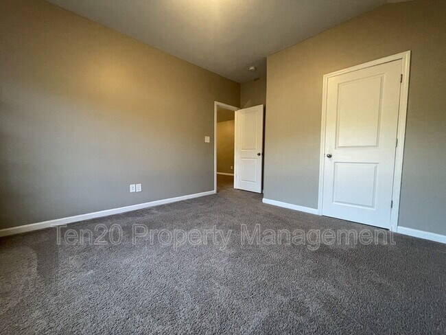 Building Photo - 236 Cedar Wy