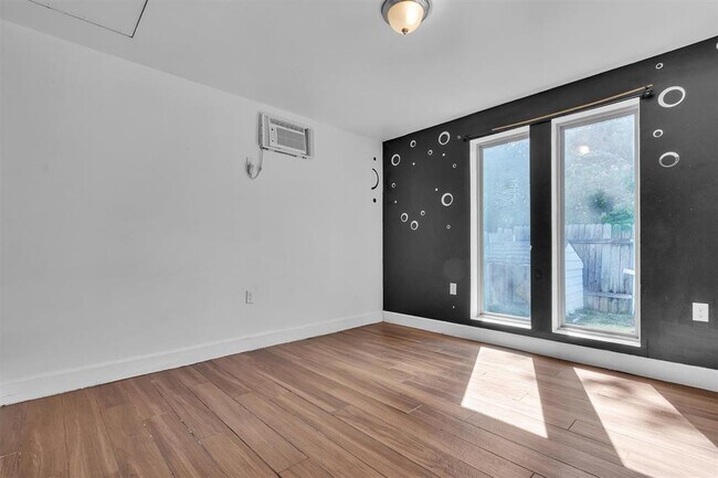 Building Photo - 5000 Fontenay Dr