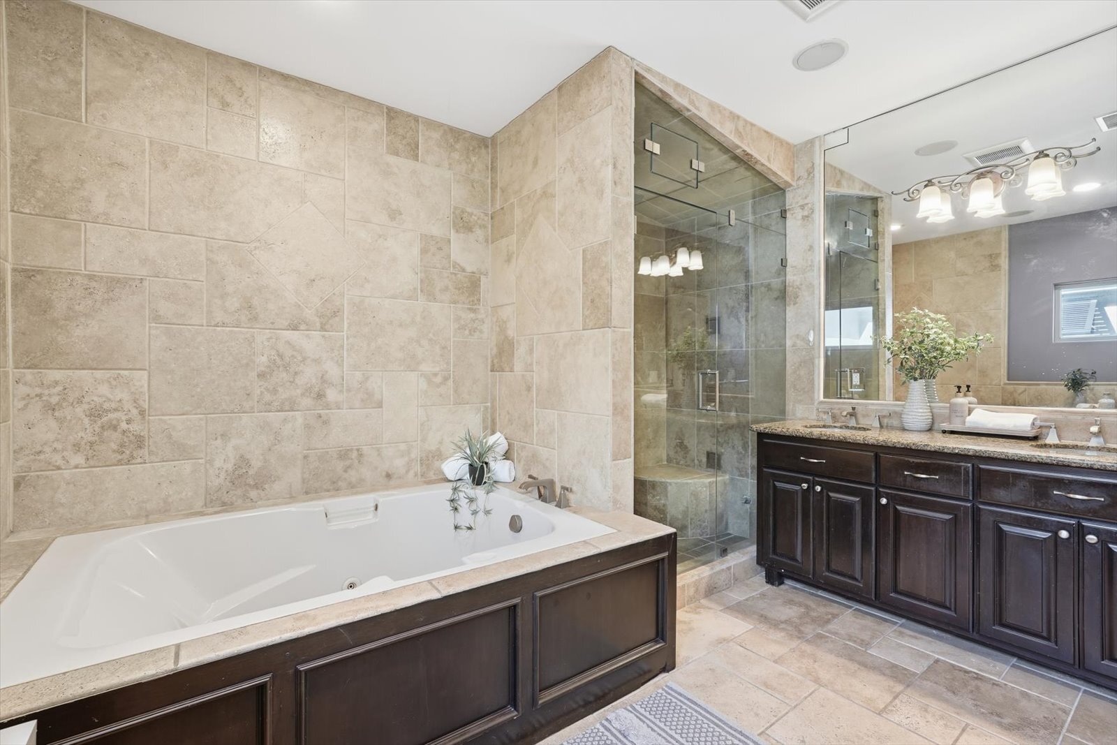 Building Photo - 5433 E The Toledo