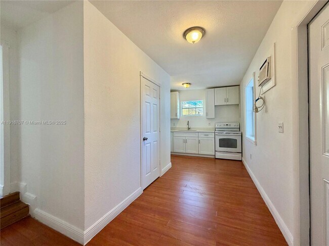 Building Photo - 2729 SW 24th St