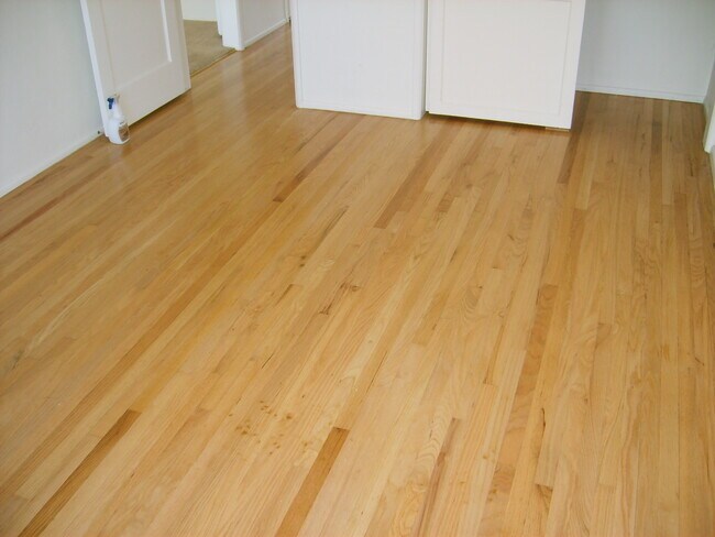 Building Photo - 4851 Iroquois Ave