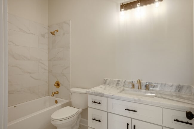 Building Photo - 306 W Taft St