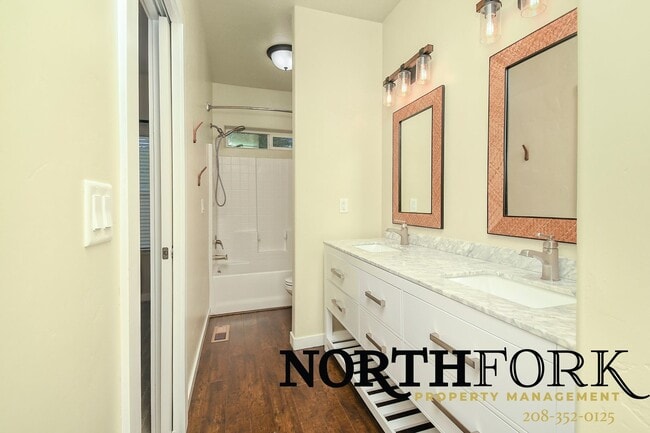 Building Photo - Welcome Home to Comfort & Convenience