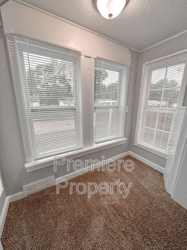 Building Photo - 422 S Hocker Ave