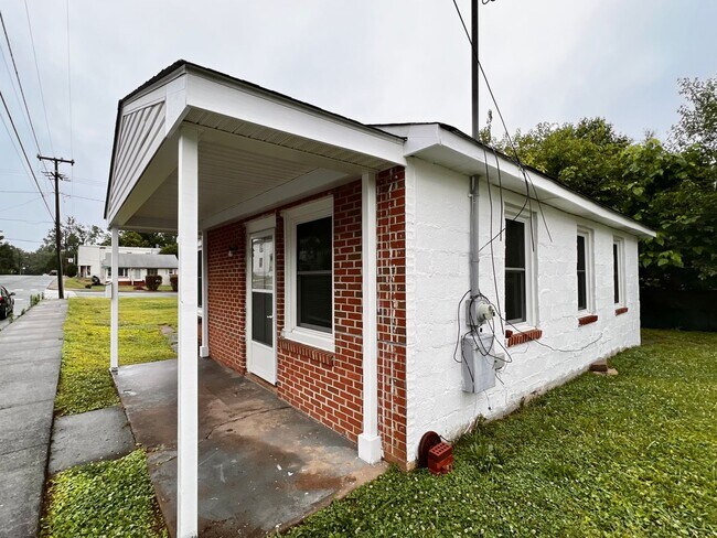 Building Photo - 912 Forest St