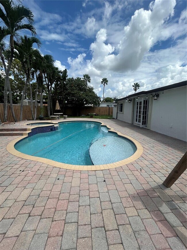 Building Photo - 1320 SW 102nd Ct