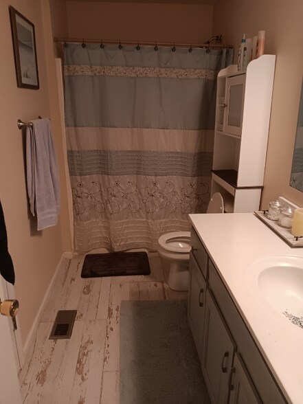 Building Photo - 5824 Pine Lake Dr