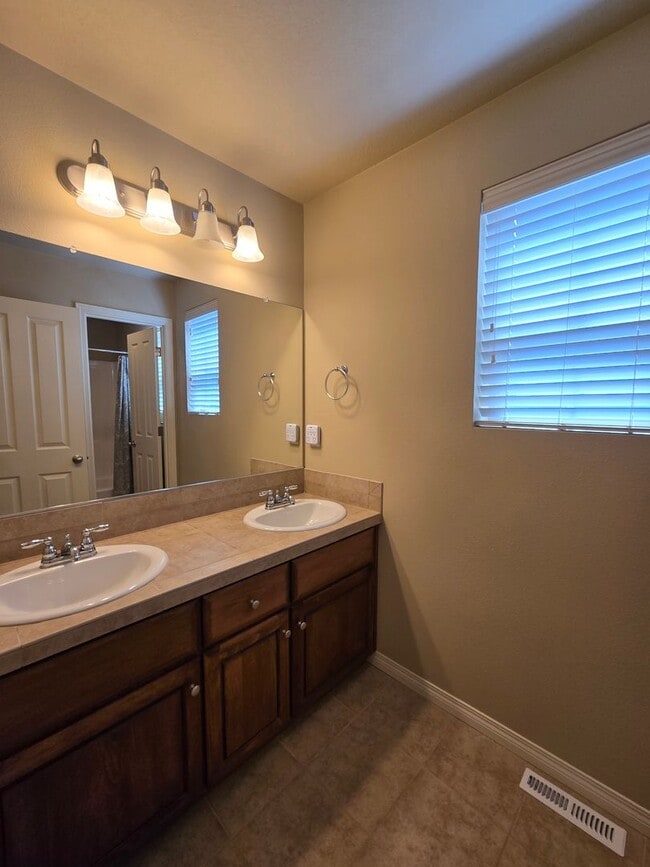 Building Photo - Small Dog Friendly 2 Bedroom 1.5 Bath Hous...
