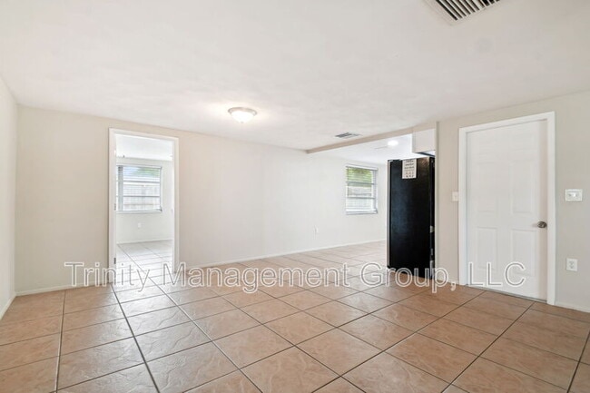Building Photo - 4818 Dogwood St