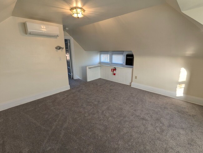 Building Photo - 3 Bedroom 1.5 Bathroom Fresh Renovation wi...