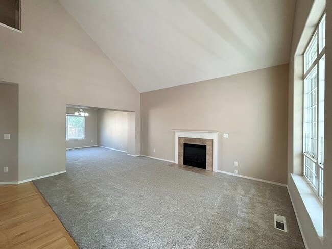 Building Photo - Gorgeous 4 Bed, 2.5 Bath House!