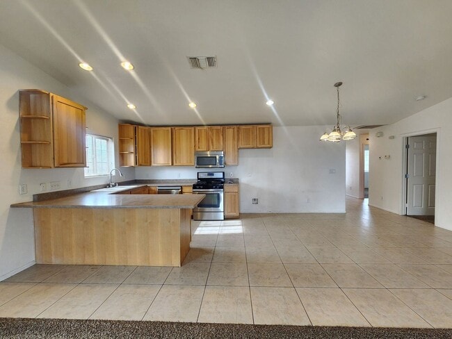 Building Photo - Nice 3 bedroom 2 bath