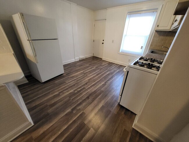 Building Photo - 3Br/1Ba Townhouse