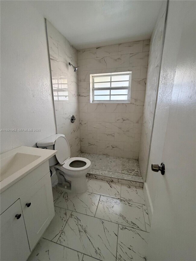 Building Photo - 1320 SW 11th Ave