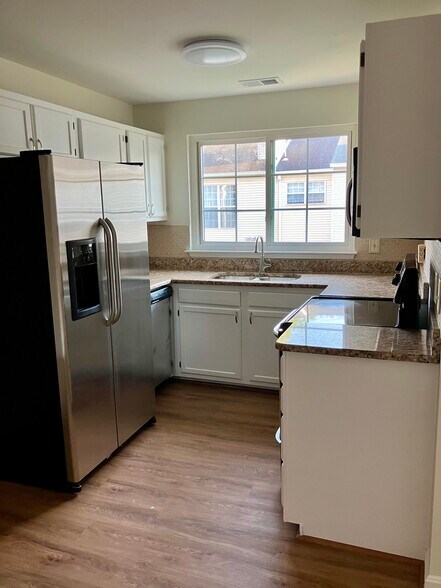 Kitchen - 1137 Huntmaster Ter NE