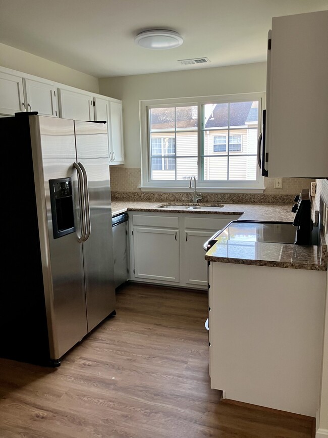Kitchen - 1137 Huntmaster Ter NE
