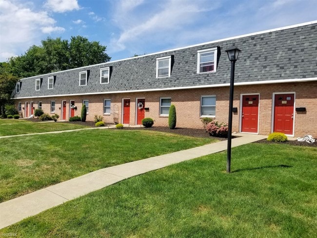 Primary Photo - 2 br, 1 bath Townhome - 700 Hemlock Square