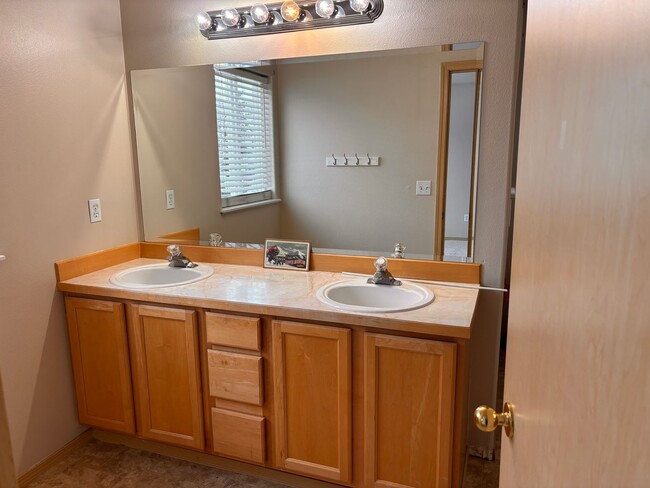 Building Photo - Beautiful and spacious East Anchorage home