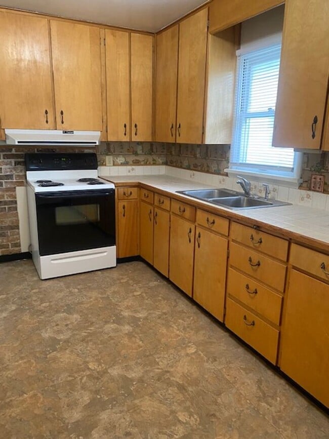 Building Photo - CHARMING 3 BED, 1 BATH HOME