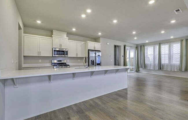 Building Photo - Discover the Charm of This Elegant North P...