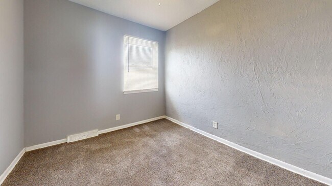 Building Photo - Elyria - updated 2 bedroom/1 bath townhouse.