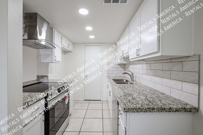 Building Photo - 5206 N 42nd Dr