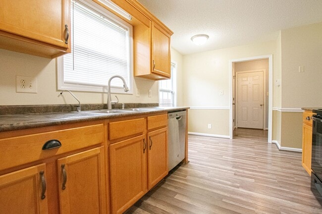 Building Photo - Pet Friendly Three Bedroom!