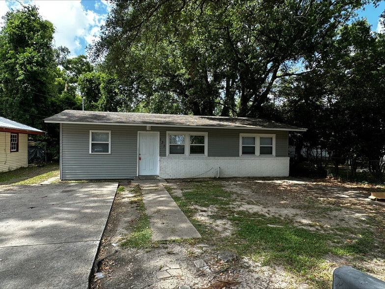 Primary Photo - 137 Rosewood Dr