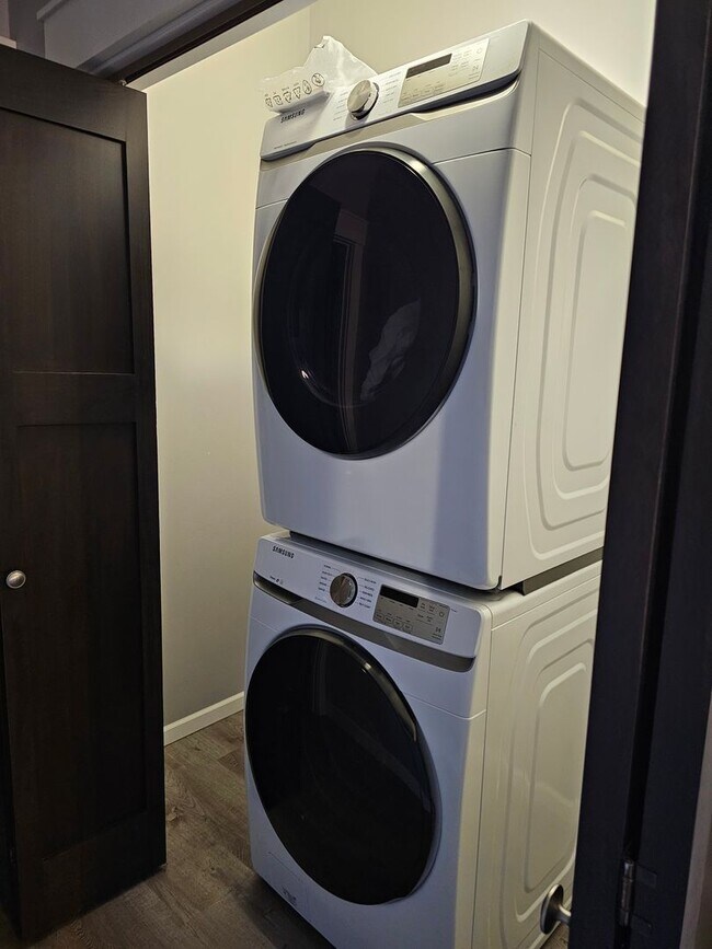 Building Photo - 122 S Main St